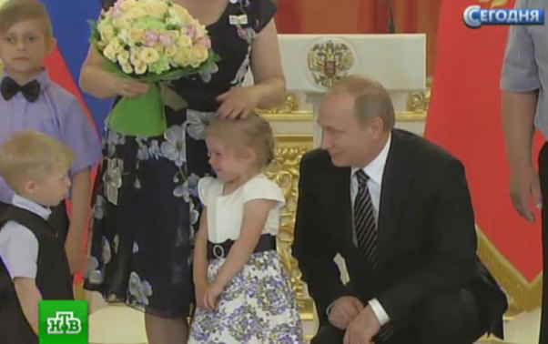 Uşaq ağladı, Putin sakitləşdirməyə çalışdı