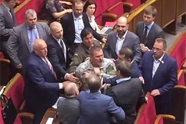 Deputatlar arasında əlbəyaxa dava