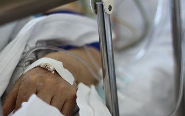 50 yaşlı kişi özünü xəstəxanadan atdı