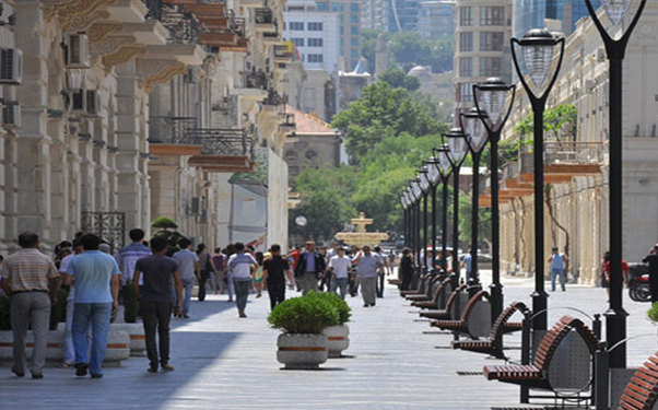 Bu ay 10 gün evdəyik