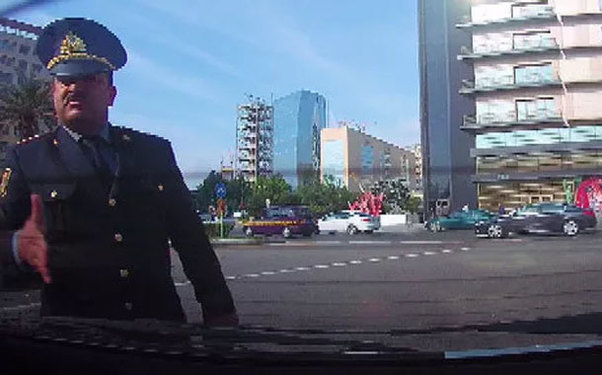 Yol polisi maşını yumruqlayıb sürücüyə