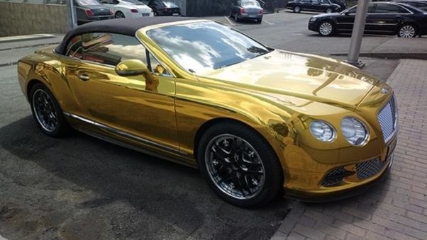 18 yaşlı ofisiant özünə 