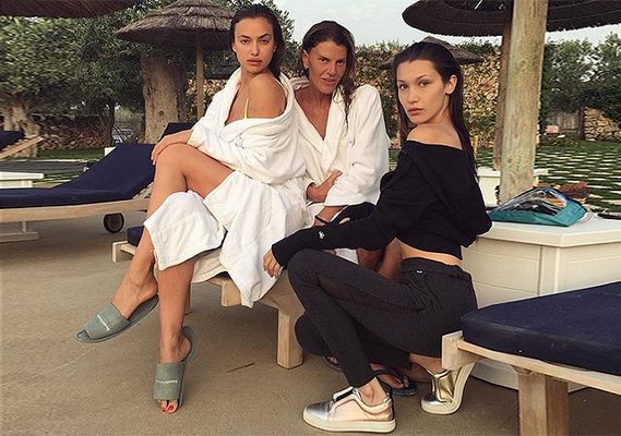 İrina Şeyk rəfiqələri ilə istirahətdə