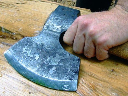 Biləsuvarda üç nəfər 30 yaşlı kişini baltalayıb