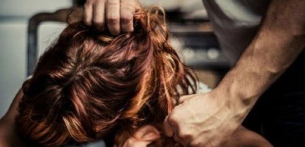 Qadın qaynı tərəfindən döyüldü