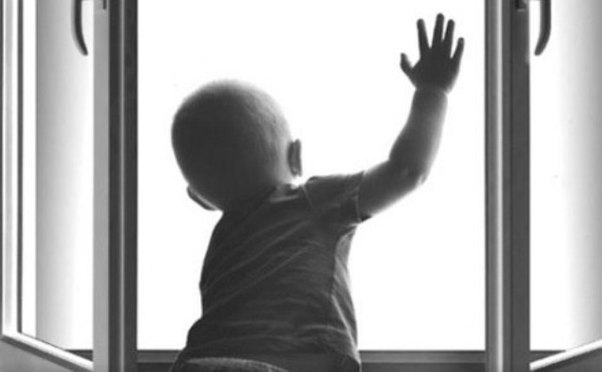 Bakıda faciə: 2 yaşlı uşaq pəncərədən düşdü