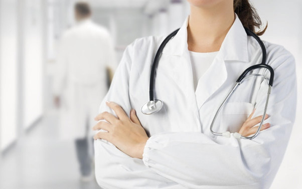 Saxlanılan qadın klinika rəhbəri azadlığa buraxıldı