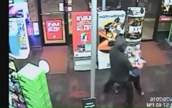 7 yaşlı uşaq soyğunçulara belə müqavimət göstərdi