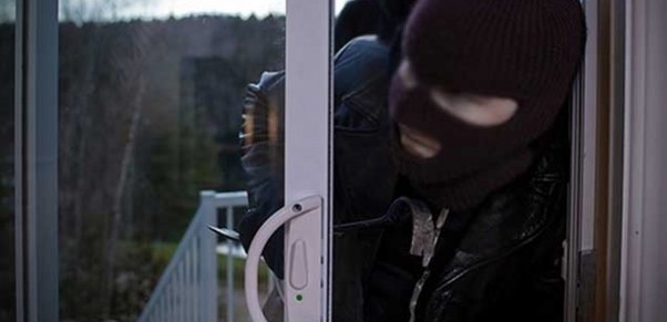 Bakıda evə basqın: 65 min manat və 15 min manatlıq qızıl aparılıb