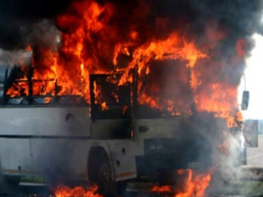 Bakıda hərəkətdə olan sərnişin avtobusu yandı