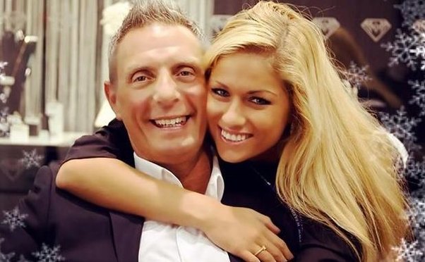 Gənc model milyoner sevgilisini qısqanclıq zəmnində güllələdi