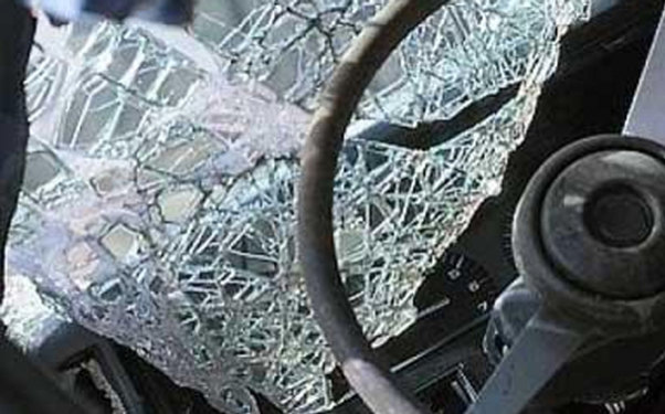 Zaqatalada mikroavtobus və minik maşını toqquşdu