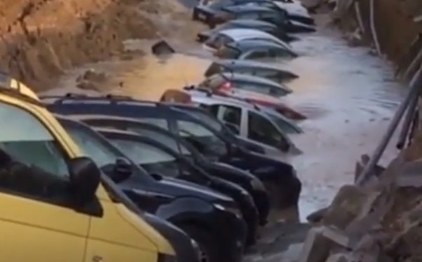 Florensiyada onlarla avtomobil yerin altına girib