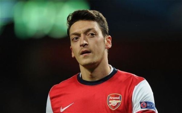 Özil yenə 