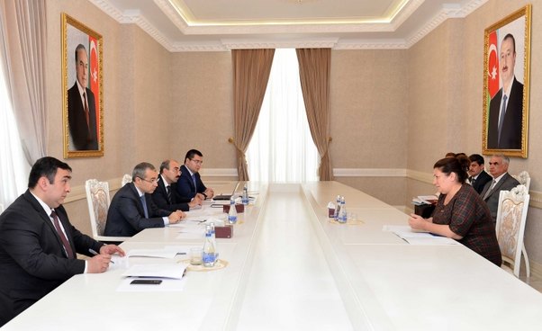 Təhsil naziri Xırdalanda vətəndaşları