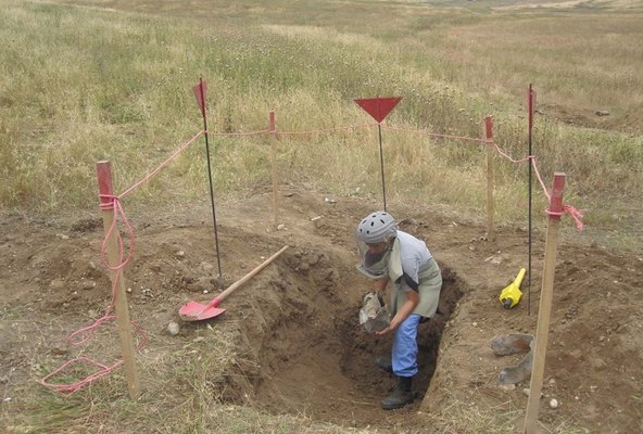Füzulidə partlamamış top mərmisi tapılıb