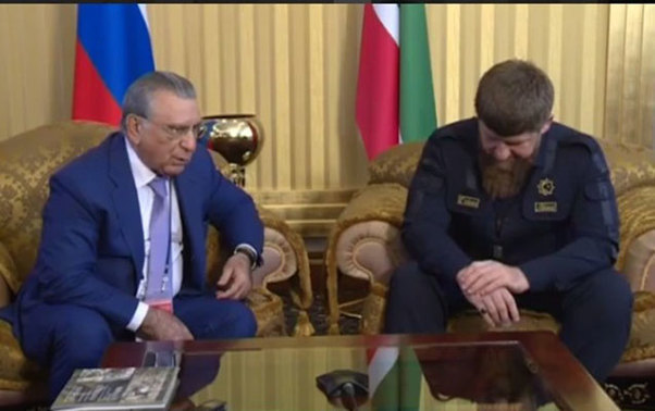 Əliyev Kadırova Azərbaycan silahı hədiyyə edib