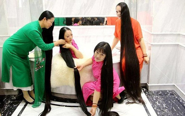 20 ildir ki, saçlarını kəsdirmirlər...