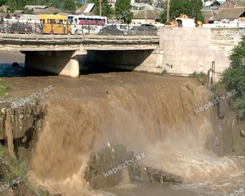 Gəncə çayının sahilindəki evləri su basdı