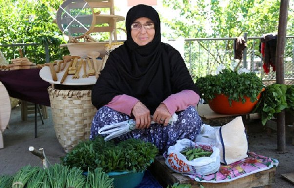 Nazirin bacısı bazarda satıcı işləyir