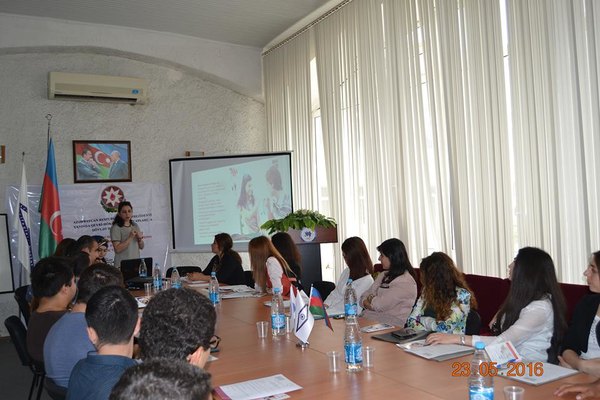 “Ailə məktəbi” kursu təlimlərə başladı