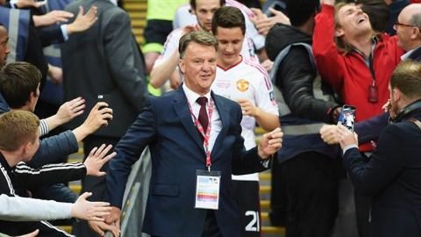 Van Qal qovuldu, Mourinyo gəlir