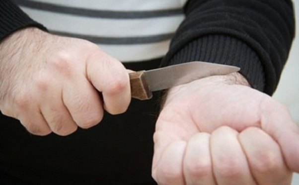 Bakıda oğurluq edən kişi özünü doğradı