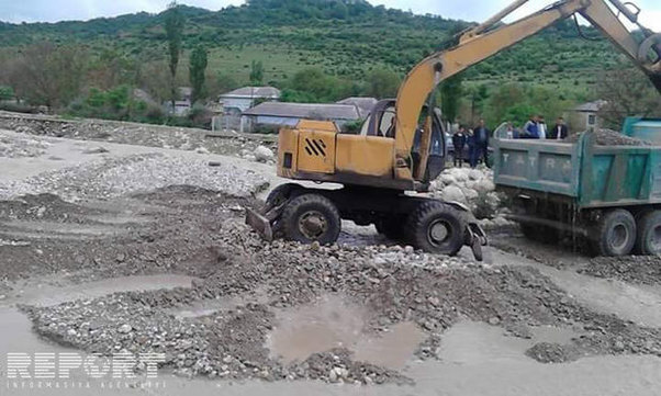 Qubada sel nəticəsində bağlanan yol açılıb