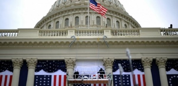 Ağ Evin qarşısında