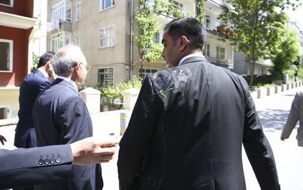 Kılıcdaroğluna şəhidin dəfnində yumurta atdılar