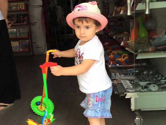 Vicdansiz ana körpəsini mağazaya atıb qaçdı