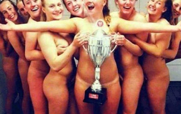 Çempion oldular - Kubokla çılpaq fotolar çəkdirdilər