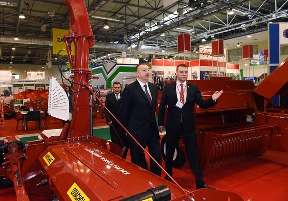 İlham Əliyev sərgidə