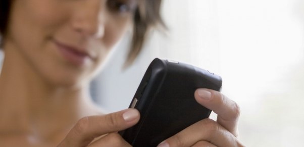 Ərinin telefonunu yoxladığı üçün ölkədən deportasiya olundu