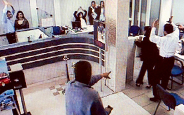 Moskvada silahlı şəxs banka hücum etdi