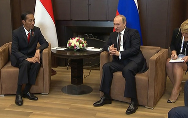 Putin nümayəndə heyəti ilə belə zarafat etdi