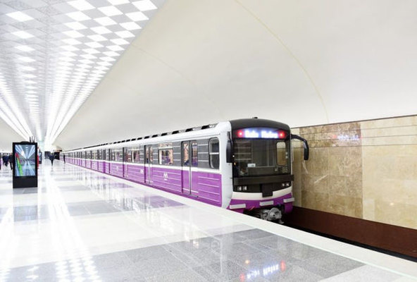 “Avtovağzal” metro stansiyasının keçidinə su sızıb