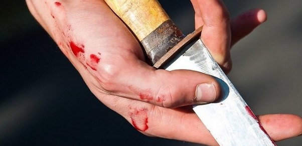 Ər arvadını bıçaqladı