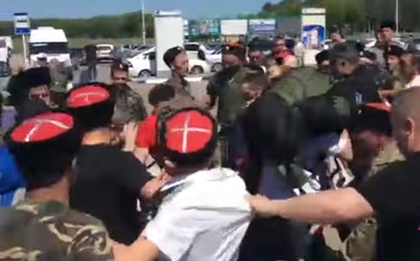 Rusiya müxalifətinin liderini vəhşicəsinə döydülər