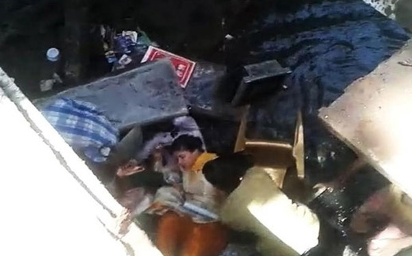 Qadın deputat kanalizasiyaya düşdü