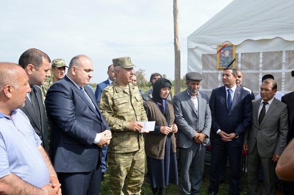 Şəhid əsgərin medalı anasına verilib