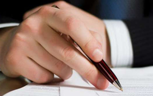 Daha bir direktora töhmət verildi