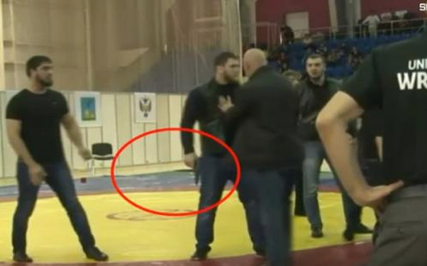 Uduzan güləşçinin komandası rəqibə silah çəkdi