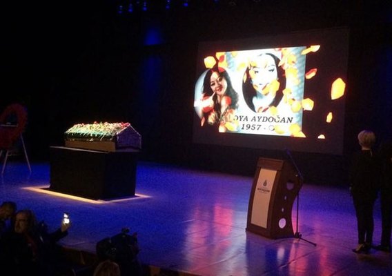 Aktrisanın vida mərasimində göz yaşları