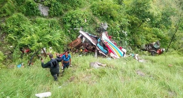 Sərnişin avtobusu aşdı, 33 nəfər öldü
