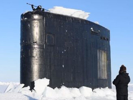 Atom sualtı qayığı buzu belə qırdı