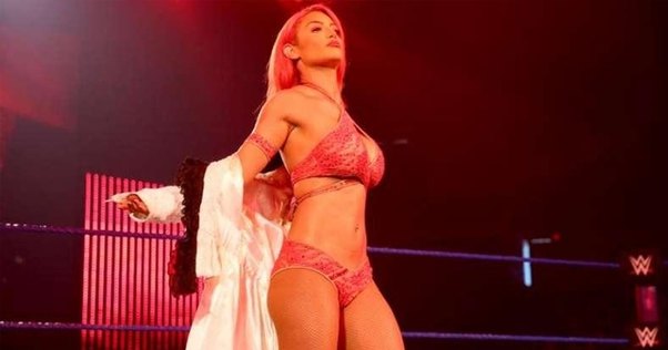 Seksual boksçunun səhnədə sinəsi açıldı