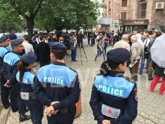 Sarkisyana 15 dəqiqə vaxt verildi - İrəvanda xalq etirazı