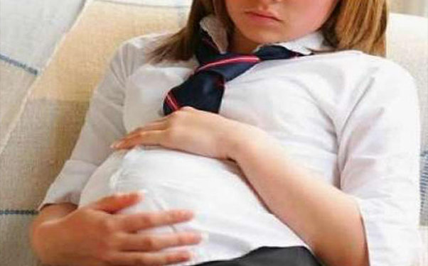 Müəllimindən hamilə qalan şagirdin atası yenidən danışdı