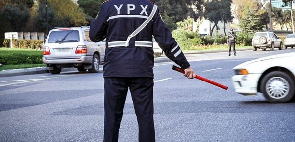 Bakıda yol polisi sürücünü